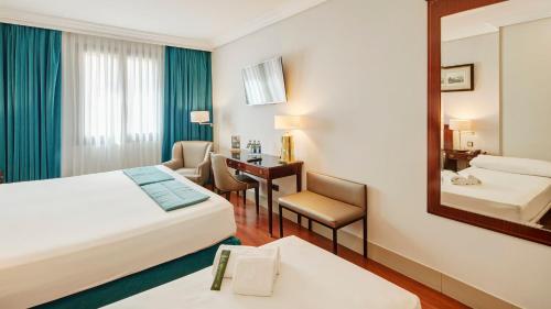 Habitación Triple Estándar del hotel Sercotel Gran Conde Duque. Foto 2