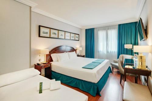 Habitación Triple Estándar del hotel Sercotel Gran Conde Duque. Foto 3