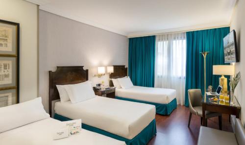 Habitación Triple Estándar del hotel Sercotel Gran Conde Duque. Foto 4