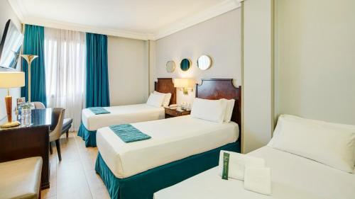 Habitación Doble con Cama supletoria del hotel Sercotel Gran Conde Duque