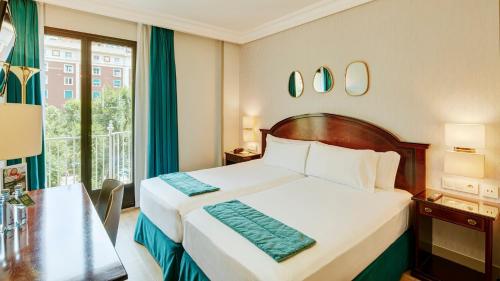 Habitación Doble con vistas a la plaza del hotel Sercotel Gran Conde Duque. Foto 3