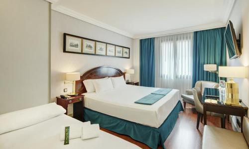 Habitación Triple Estándar del hotel Sercotel Gran Conde Duque. Foto 5