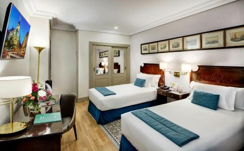 Habitación Doble con vistas a la plaza del hotel Sercotel Gran Conde Duque. Foto 3