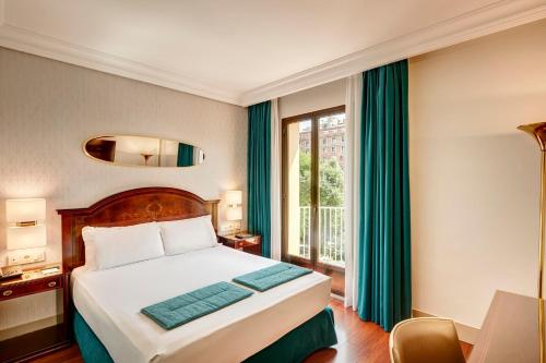 Habitación Doble Estándar con vistas a la plaza del hotel Sercotel Gran Conde Duque. Foto 3