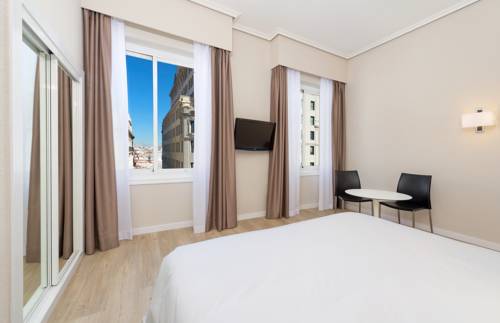 Habitación Superior con Vistas Gran Vía del hotel Madrid Gran Via 25 Affiliated By Meliá. Foto 1