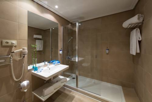 Habitación Superior con Vistas Gran Vía del hotel Madrid Gran Via 25 Affiliated By Meliá. Foto 3