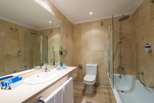 Habitación familiar del hotel Madrid Gran Via 25 Affiliated By Meliá. Foto 1