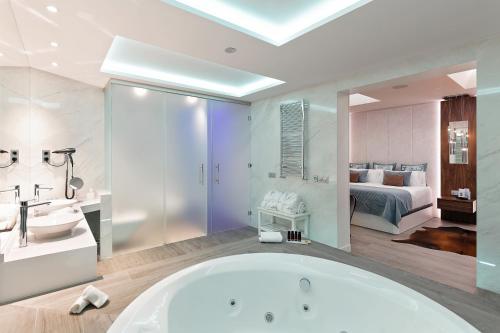 Habitación Doble Deluxe con bañera de hidromasaje del hotel Grupotel Mayorazgo. Foto 3