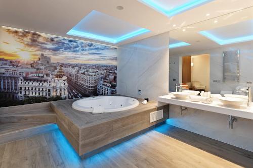 Habitación Doble Deluxe con bañera de hidromasaje del hotel Grupotel Mayorazgo. Foto 4