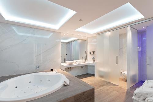 Habitación Doble Deluxe con bañera de hidromasaje del hotel Grupotel Mayorazgo. Foto 5