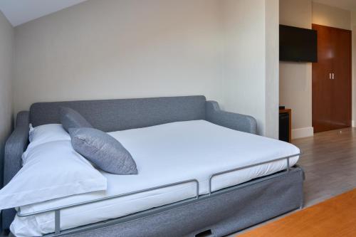 Habitación Doble con cama supletoria - 1 o 2 camas del hotel Puerta De Toledo. Foto 5