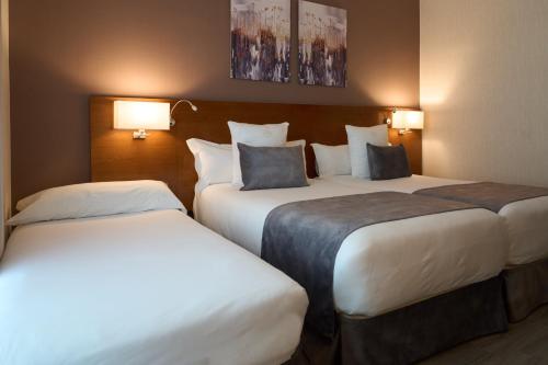 Habitación Doble con cama supletoria - 1 o 2 camas del hotel Puerta De Toledo. Foto 6