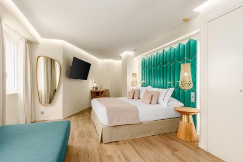 Habitación Triple Estándar del hotel Room Mate Macarena - Gran Vía. Foto 4