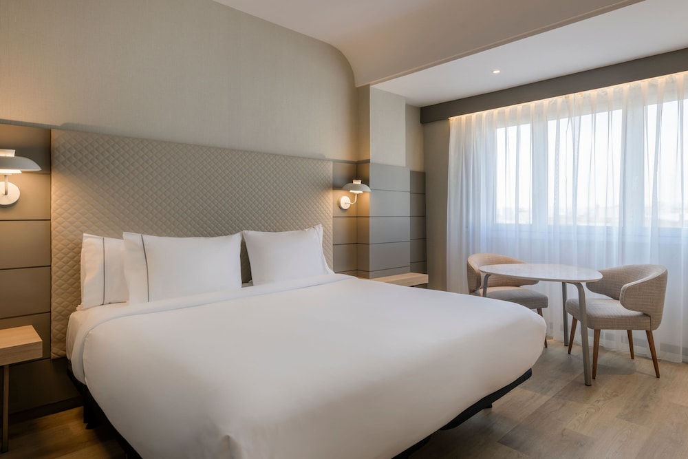 Habitación estándar, 1 cama de matrimonio grande del hotel Ac Carlton Madrid By Marriott. Foto 1
