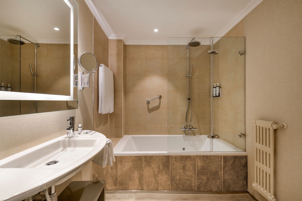 Habitación estándar con 2 camas individuales, 2 camas individuales del hotel Ac Carlton Madrid By Marriott. Foto 3