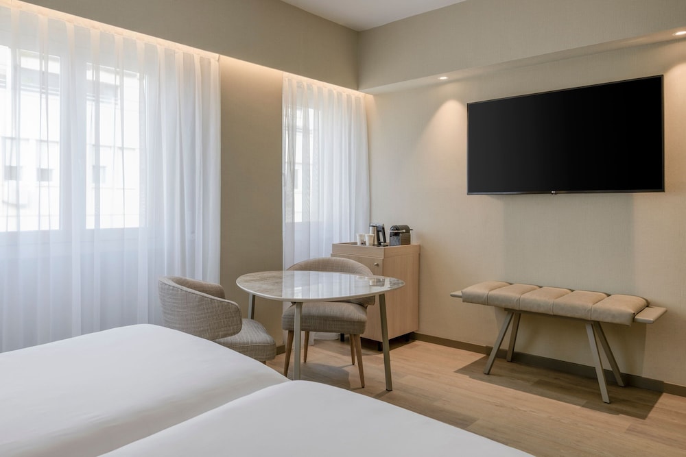 Standard Plus Room, 1 King Bed del hotel Ac Carlton Madrid By Marriott. Foto 3
