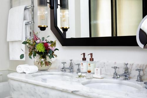 Suite con terraza Vista Velázquez del hotel Bless Hotel Madrid, A Member Of The Leading Hotels Of The World. Foto 9