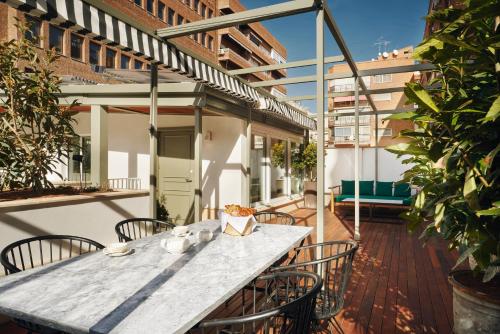 Villa con terraza con bañera de hidromasaje del hotel Bless Hotel Madrid, A Member Of The Leading Hotels Of The World. Foto 5