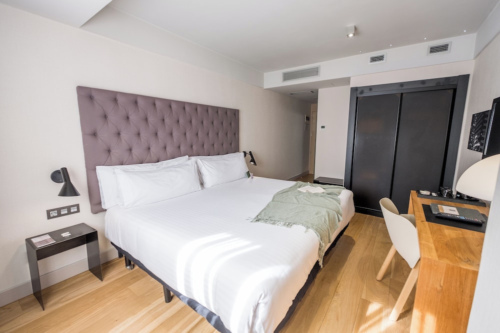 Habitación estándar con 1 cama doble o 2 individuales del hotel Zenit Abeba. Foto 1