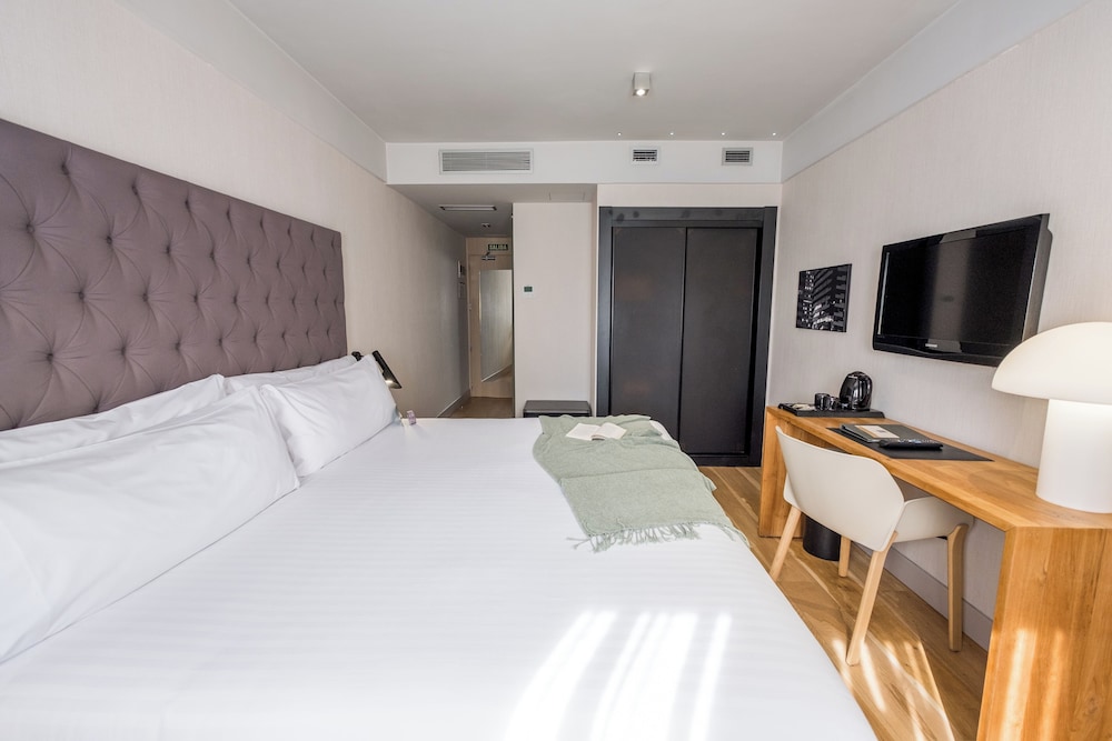 Habitación estándar con 1 cama doble o 2 individuales del hotel Zenit Abeba. Foto 4