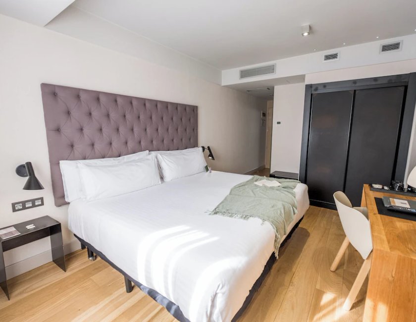 Habitación estándar con 1 cama doble o 2 individuales del hotel Zenit Abeba. Foto 1