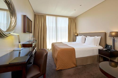Habitación Clásica con balcón del hotel Portobay Liberdade. Foto 5