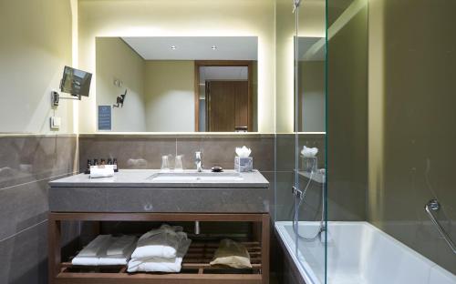 Habitación superior con balcón del hotel Portobay Liberdade