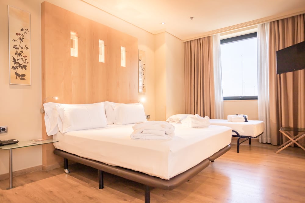 Habitación Triple del hotel Abba Madrid. Foto 1