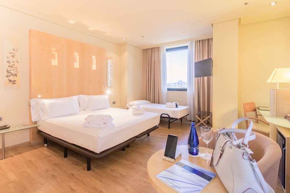 Habitación Triple del hotel Abba Madrid. Foto 3