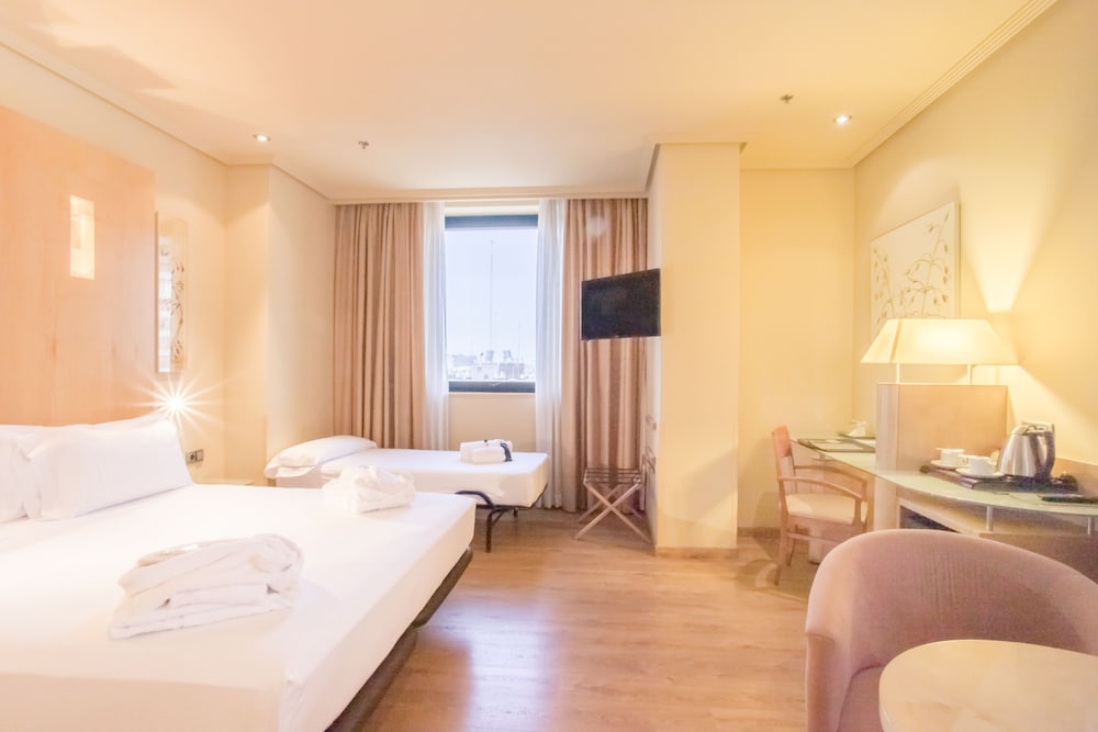 Habitación Triple del hotel Abba Madrid. Foto 4
