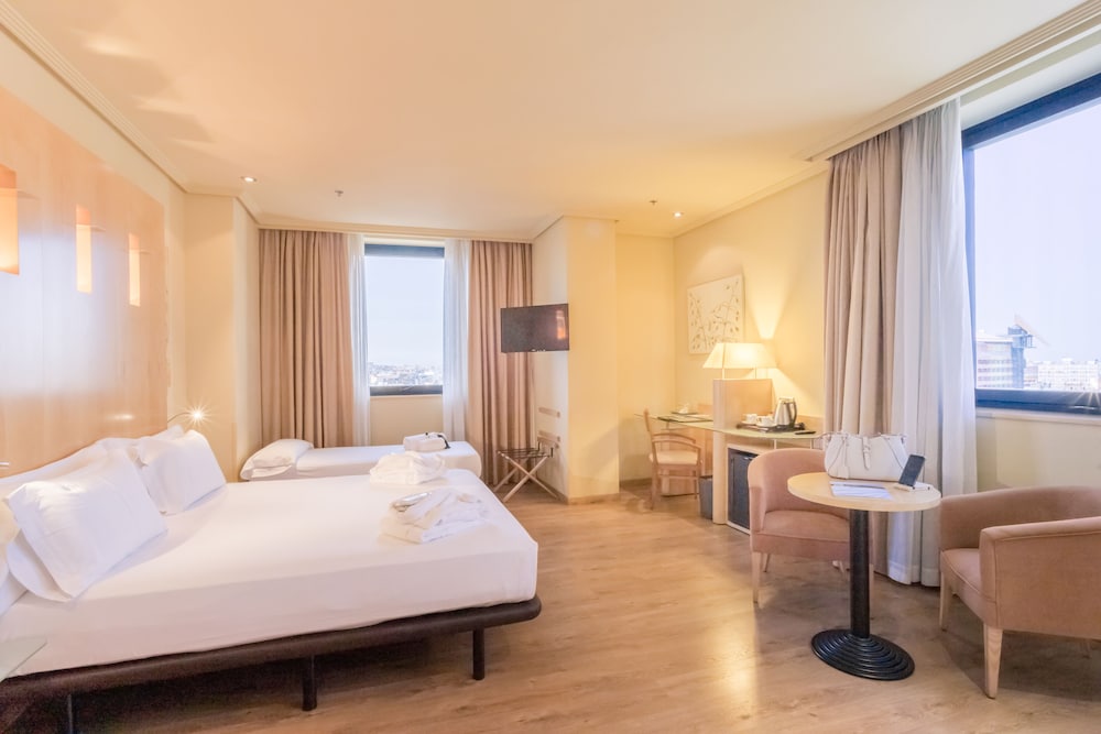 Habitación Triple del hotel Abba Madrid. Foto 6