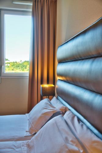 Habitación Doble Estándar con ventilador del hotel Adonis Bayonne. Foto 2