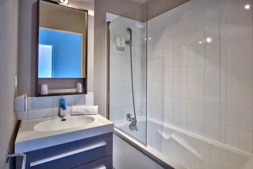 Habitación Familiar Superior del hotel Adonis Bayonne. Foto 4