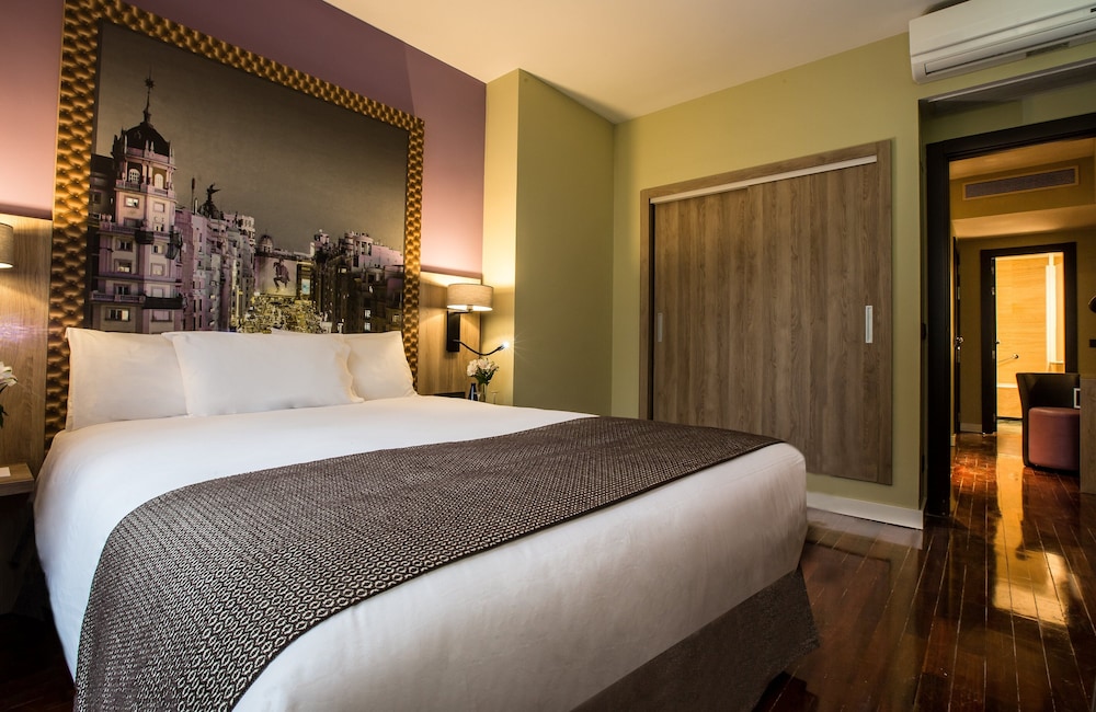 Habitación Deluxe del hotel Leonardo Madrid City Center. Foto 1