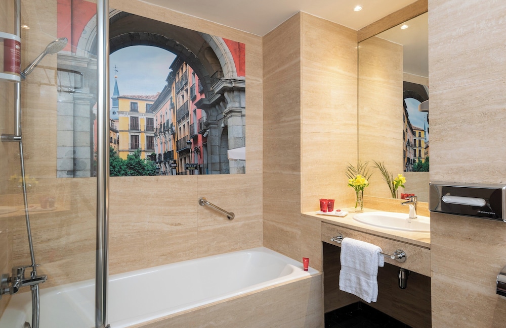 Habitación Deluxe del hotel Leonardo Madrid City Center. Foto 5
