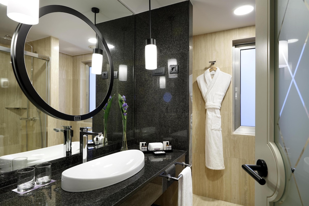 Suite, 1 cama de matrimonio grande (Regency, with Club Access) del hotel Hyatt Regency Hesperia Madrid. Foto 3