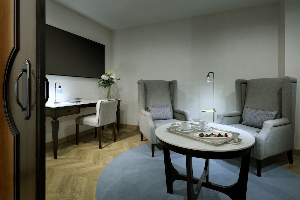 Suite, 1 cama de matrimonio grande (Regency, with Club Access) del hotel Hyatt Regency Hesperia Madrid. Foto 4