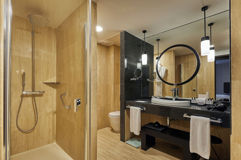 Suite (Ambassador, with Club Access) del hotel Hyatt Regency Hesperia Madrid. Foto 4