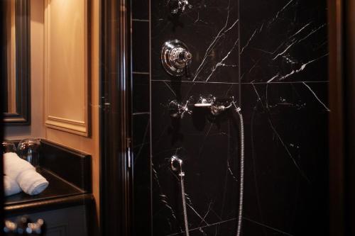 Habitación Doble Clásica del hotel Maison Athénée. Foto 9