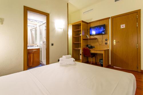 Habitación Doble Económica - 1 o 2 camas del hotel Negresco Gran Vía. Foto 9
