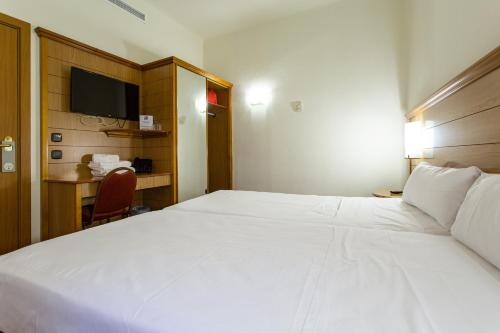 Habitación Doble Económica - 1 o 2 camas del hotel Negresco Gran Vía. Foto 12