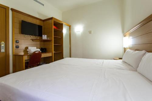 Habitación Doble Económica - 1 o 2 camas del hotel Negresco Gran Vía. Foto 13