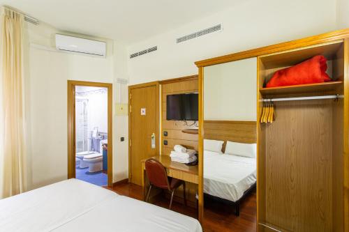 Habitación Doble Económica - 1 o 2 camas del hotel Negresco Gran Vía. Foto 15
