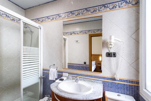 Habitación Doble Económica - 1 o 2 camas del hotel Negresco Gran Vía. Foto 28