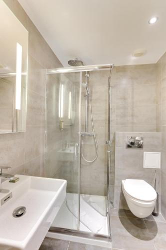 Habitación Triple Confort del hotel Louvre Richelieu. Foto 12