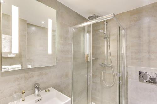 Habitación Triple Confort del hotel Louvre Richelieu. Foto 13