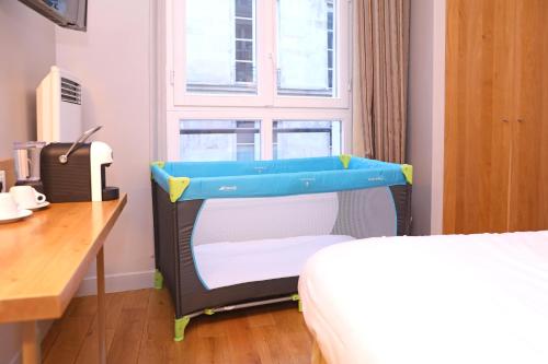 Habitación Triple Confort del hotel Louvre Richelieu. Foto 17