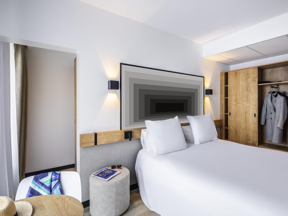 Habitación estándar con una cama doble y una individual del hotel Ibis Brest Centre. Foto 2