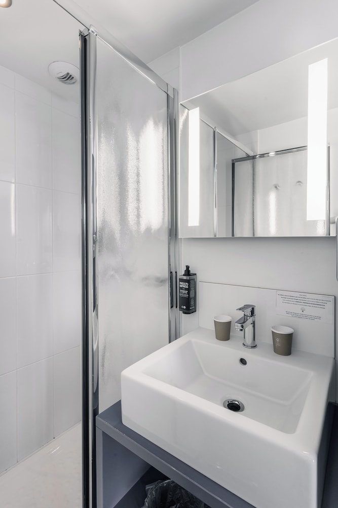 Habitación estándar con una cama doble del hotel Ibis Styles Vannes Gare Centre. Foto 7