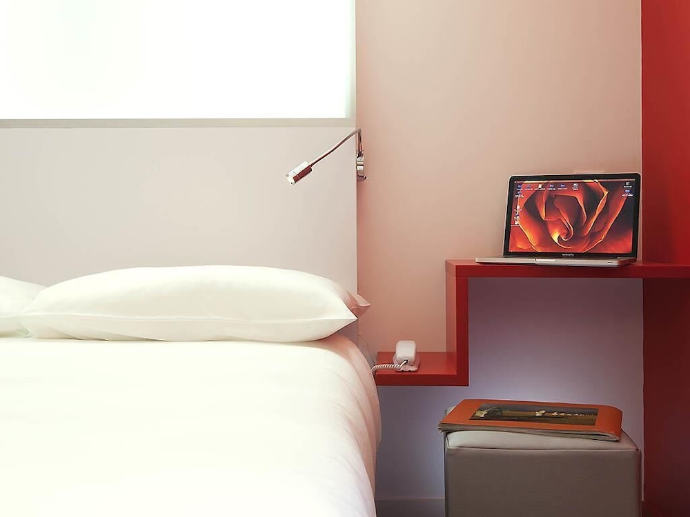 Habitación estándar con dos camas individuales del hotel Ibis Styles Vannes Gare Centre. Foto 4